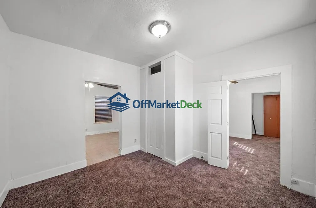 Off-market multi family in Galveston, Texas — 7 beds, 2 baths, $345,000 — photo 3 of 3