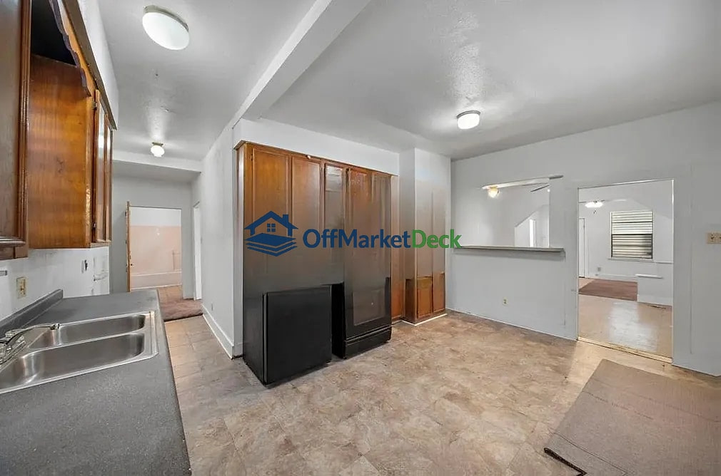 Off-market multi family in Galveston, Texas — 7 beds, 2 baths, $345,000 — photo 2 of 3
