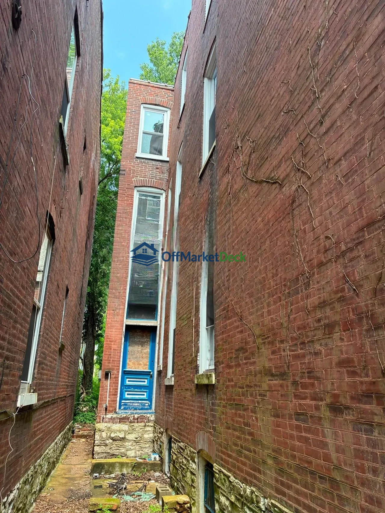 Off-market house in St. Louis, Missouri — 6 beds, 4 baths, $159,900 — photo 3 of 8