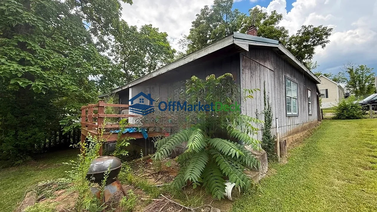 Off-market house in De Soto, Missouri — 2 beds, 1 bath, $59,900 — photo 5 of 8