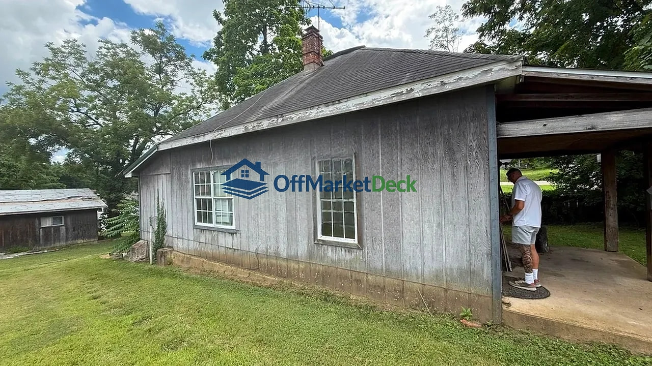 Off-market house in De Soto, Missouri — 2 beds, 1 bath, $59,900 — photo 2 of 8