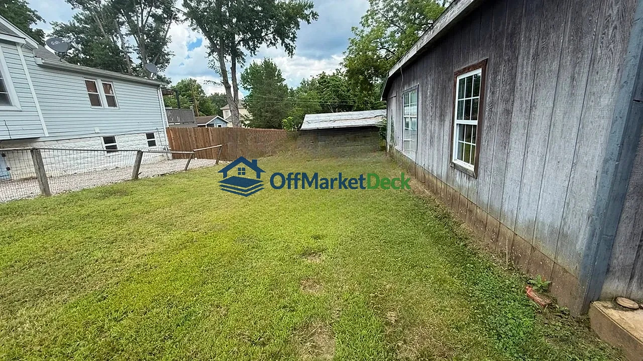 Off-market house in De Soto, Missouri — 2 beds, 1 bath, $59,900 — photo 6 of 8