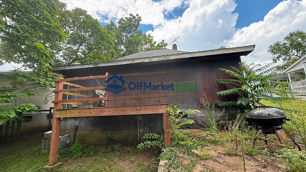 Off-market house in De Soto, Missouri — 2 beds, 1 bath, $59,900 — photo 3 of 8