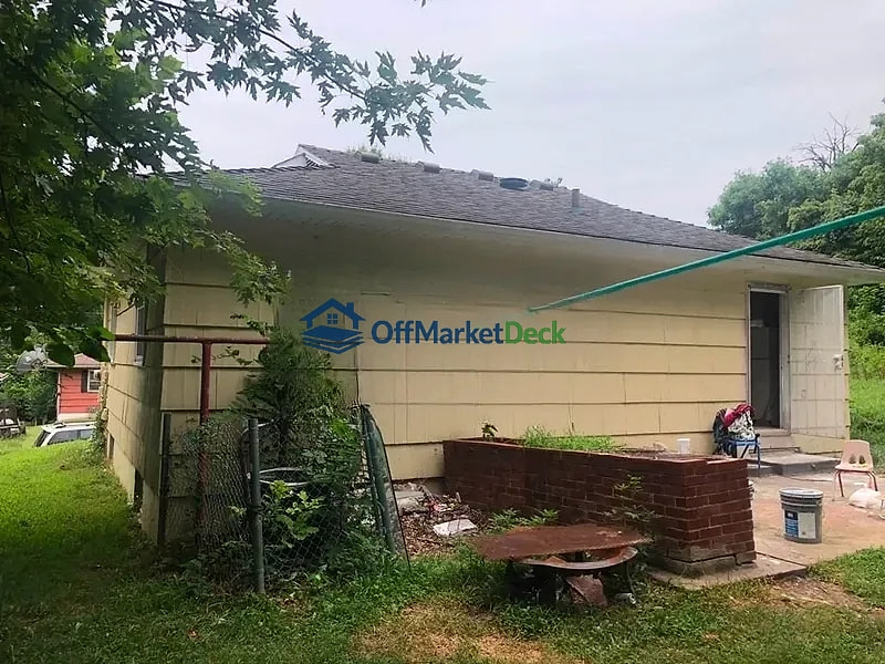 Off-market house in Kansas City, Kansas — 2 beds, 1 bath, $84,900 — photo 5 of 8