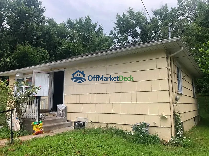Off-market house in Kansas City, Kansas — 2 beds, 1 bath, $84,900 — photo 2 of 8
