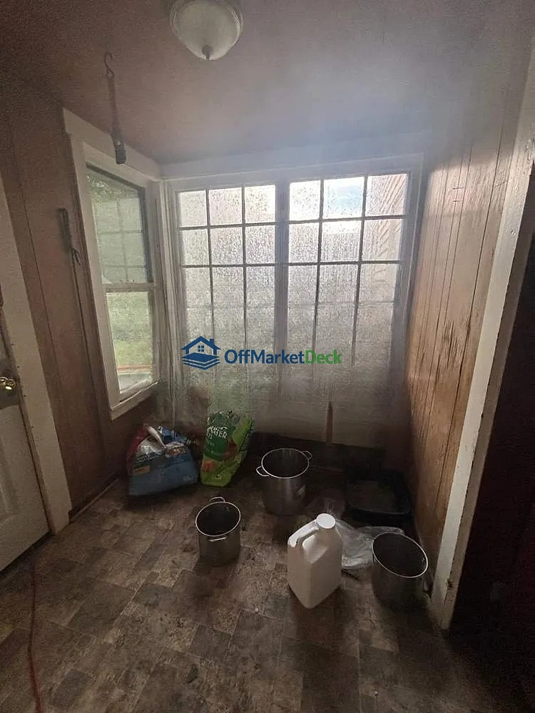 Off-market house in New Concord, Ohio — 4 beds, 1 bath, $155,000 — photo 4 of 8