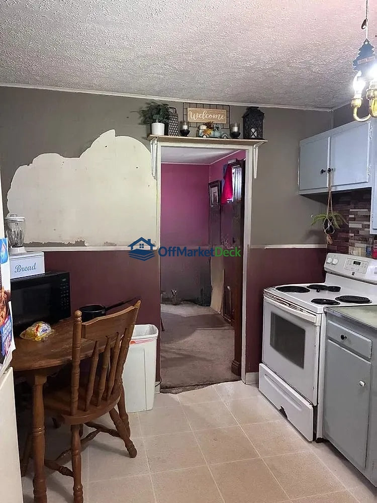 Off-market house in Newton Falls, Ohio — 4 beds, 2 baths, $27,000 — photo 8 of 8