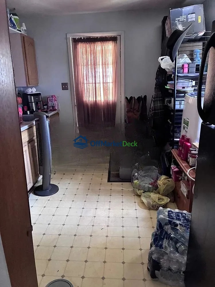 Off-market house in Newton Falls, Ohio — 4 beds, 2 baths, $27,000 — photo 4 of 8