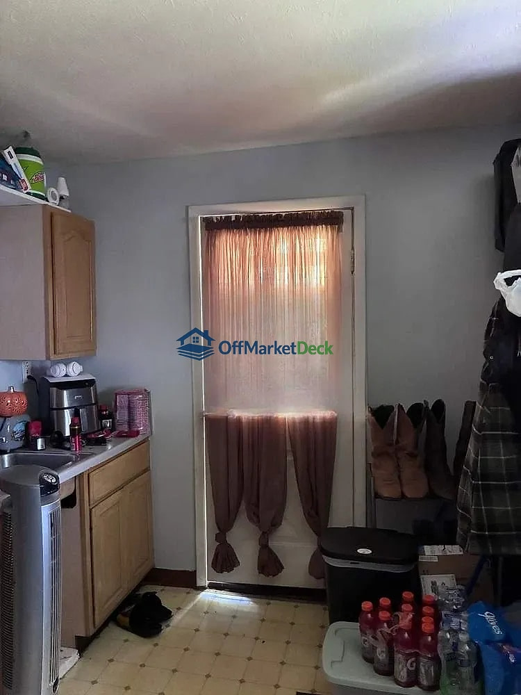 Off-market house in Newton Falls, Ohio — 4 beds, 2 baths, $27,000 — photo 5 of 8