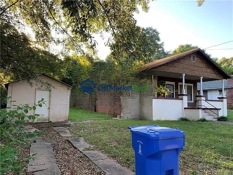 Off-market house in Shelby, North Carolina — 2 beds, 1 bath, $59,000 — photo 2 of 8