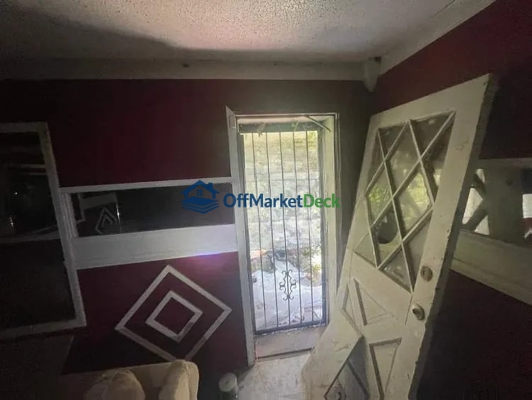 Off-market house in Birmingham, Alabama — 3 beds, 1 bath, $33,000 — photo 3 of 8