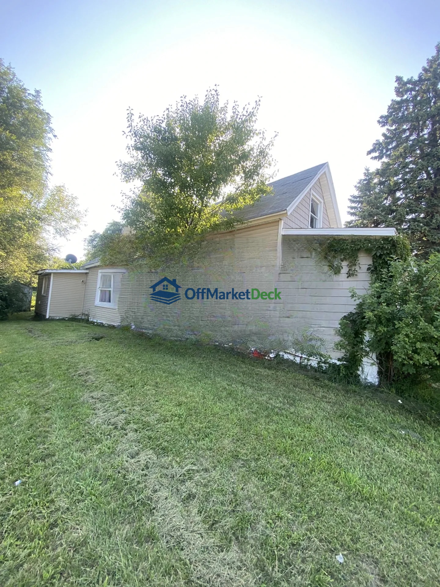 Off-market house in Fort Wayne, Indiana — 3 beds, 1 bath, $49,000 — photo 2 of 8