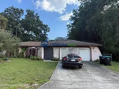 Off-market house in Palm Bay, Florida — 3 beds, 2 baths, $245,000 — photo 2 of 6