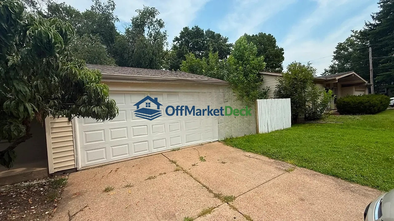 Off-market house in Florissant, Missouri — 3 beds, 1 bath, $129,900 — photo 3 of 8