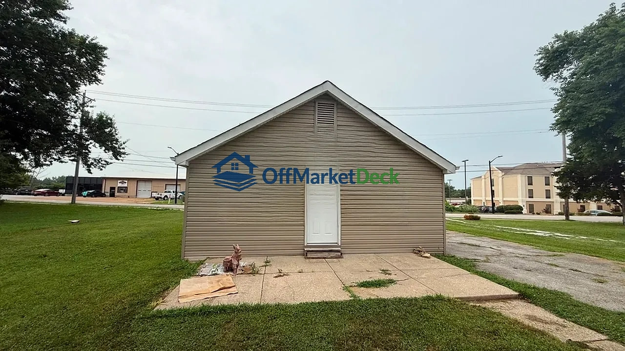 Off-market house in Pacific, Missouri — 3 beds, 1 bath, $99,900 — photo 3 of 8