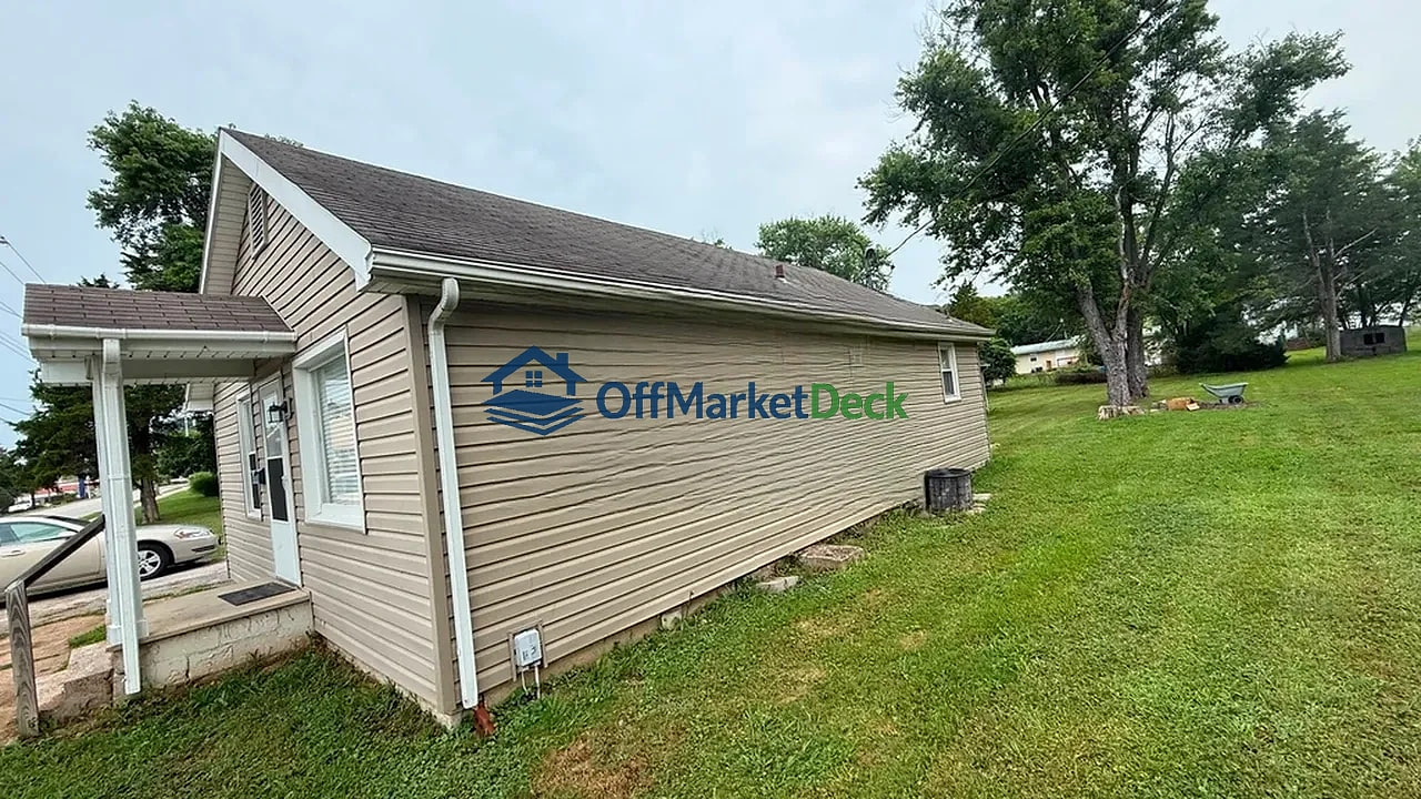 Off-market house in Pacific, Missouri — 3 beds, 1 bath, $99,900 — photo 2 of 8