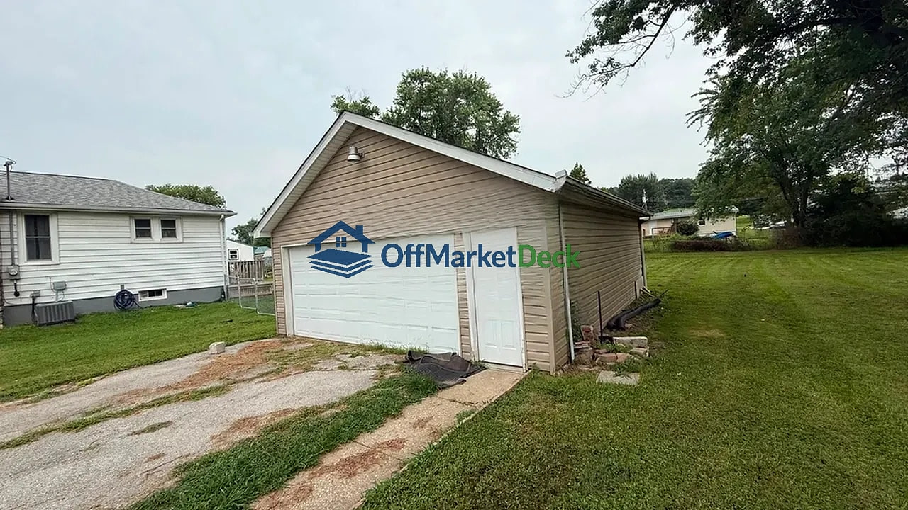 Off-market house in Pacific, Missouri — 3 beds, 1 bath, $99,900 — photo 4 of 8