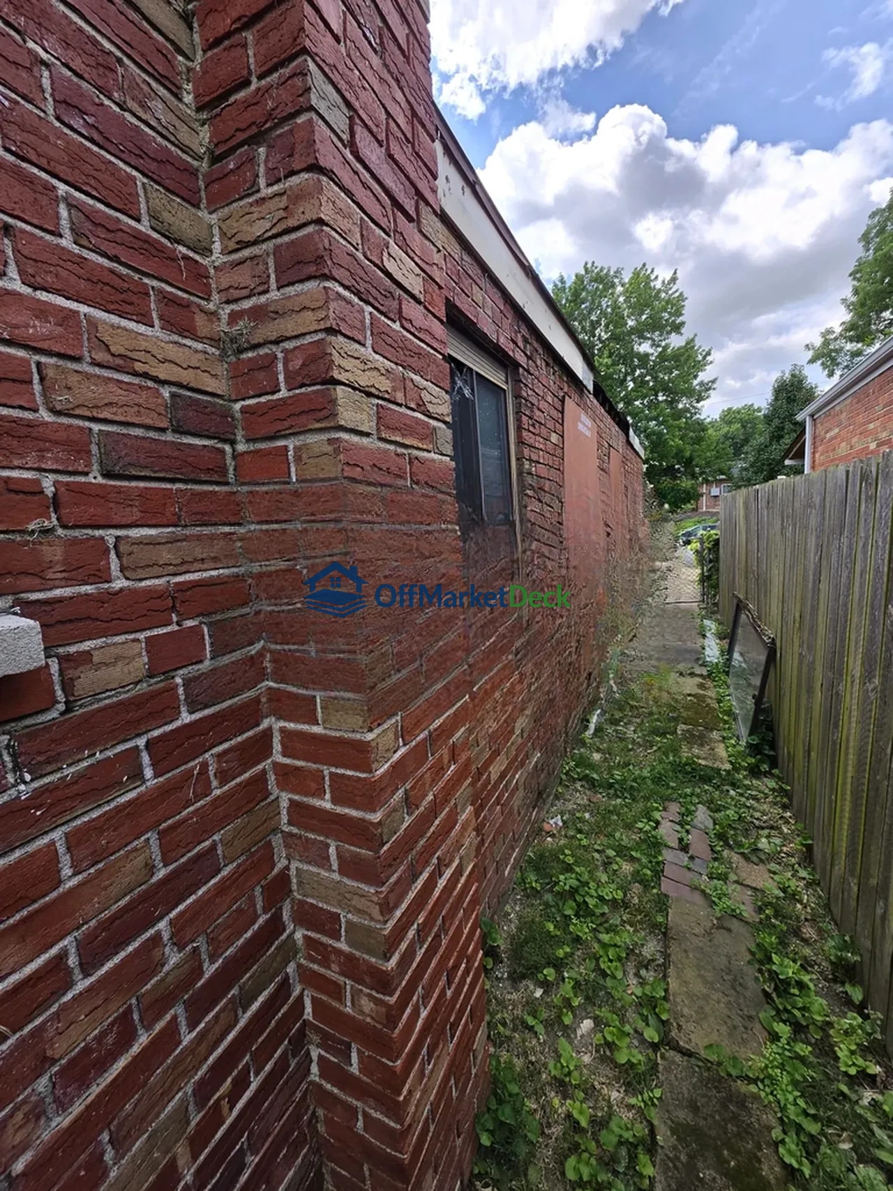 Off-market house in St. Louis, Missouri — 2 beds, 1 bath, $69,900 — photo 3 of 8