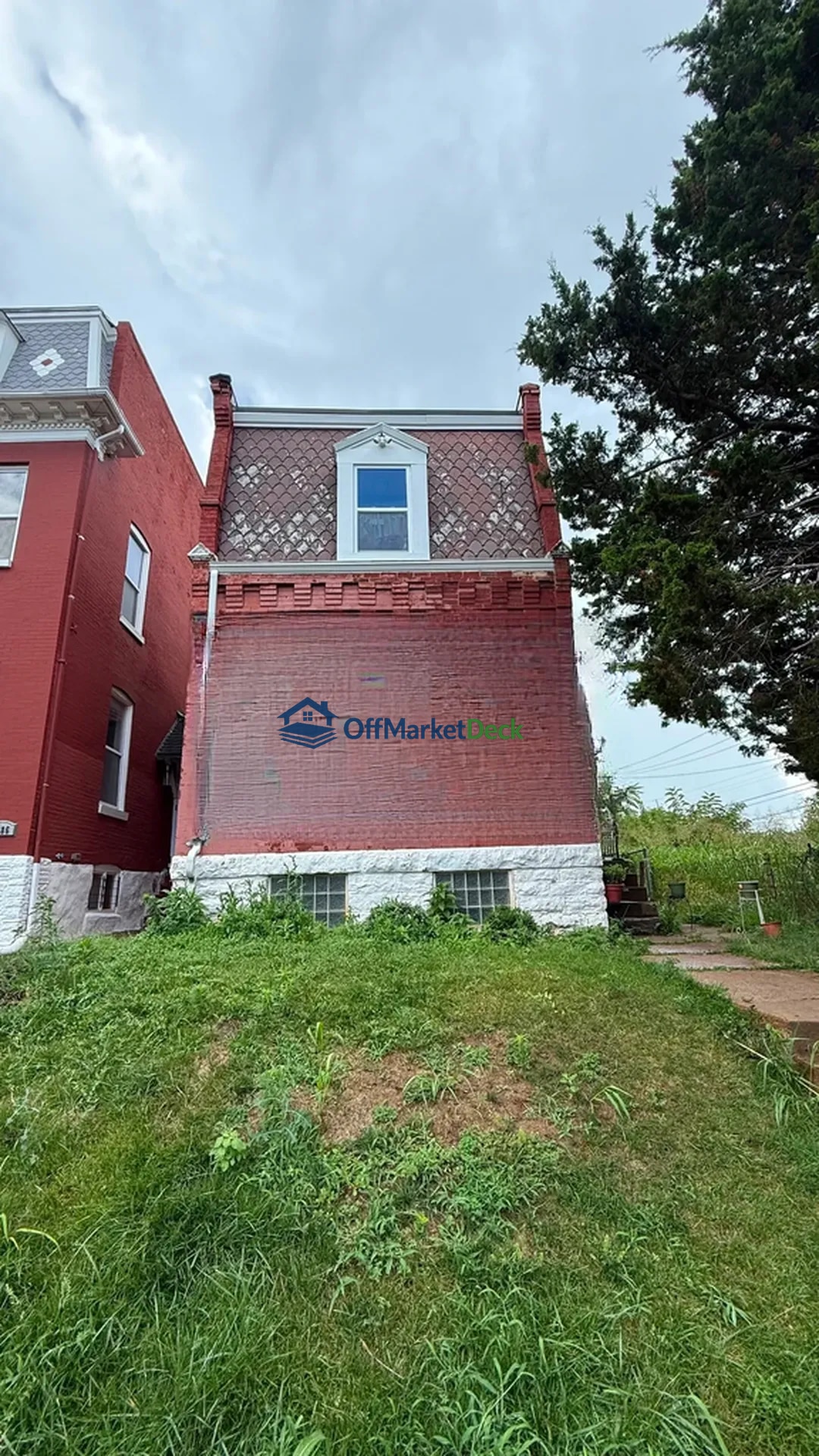 Off-market house in St. Louis, Missouri — 3 beds, 2 baths, $85,900 — photo 2 of 8