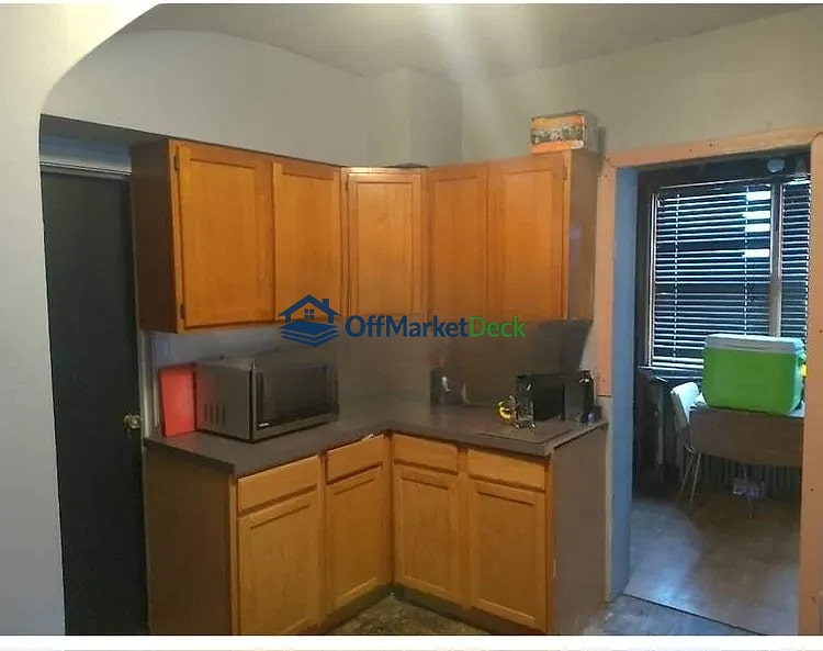 Off-market house in Gary, Indiana — 4 beds, 2 baths, $115,000 — photo 5 of 8