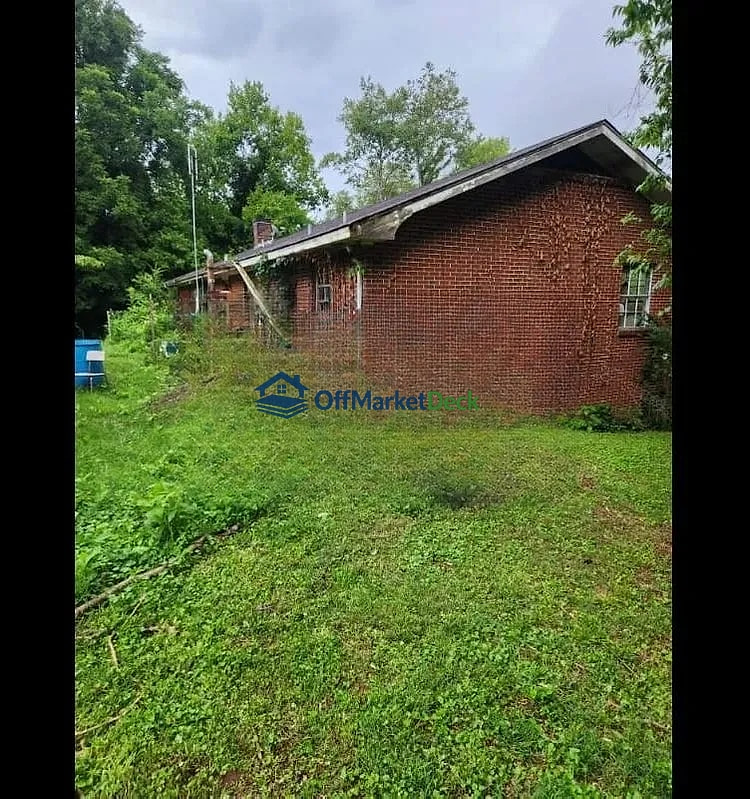 Off-market house in Clinton, Tennessee — 3 beds, 1 bath, $155,000 — photo 4 of 6