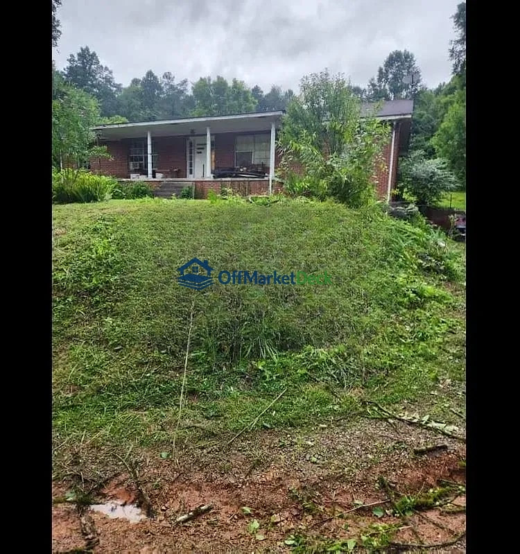 Off-market house in Clinton, Tennessee — 3 beds, 1 bath, $155,000 — photo 3 of 6