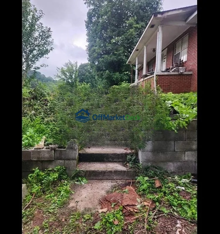Off-market house in Clinton, Tennessee — 3 beds, 1 bath, $155,000 — photo 2 of 6