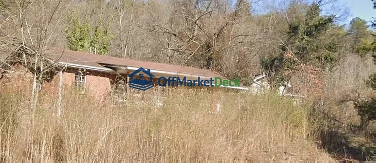 Off-market house in Clinton, Tennessee — 3 beds, 1 bath, $155,000 — photo 5 of 6