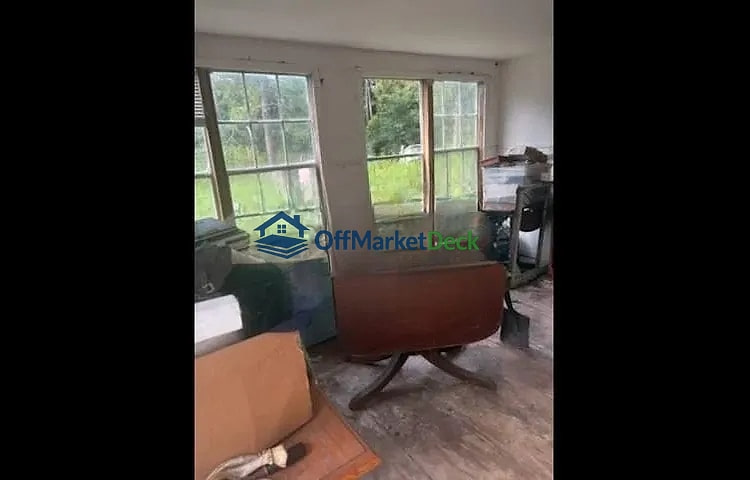 Off-market house in Carrabelle, Florida — 2 beds, 2 baths, $75,000 — photo 5 of 8