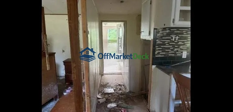 Off-market house in Carrabelle, Florida — 2 beds, 2 baths, $75,000 — photo 7 of 8