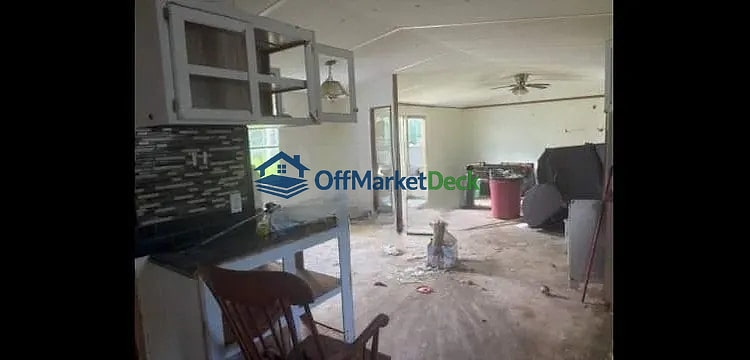 Off-market house in Carrabelle, Florida — 2 beds, 2 baths, $75,000 — photo 4 of 8