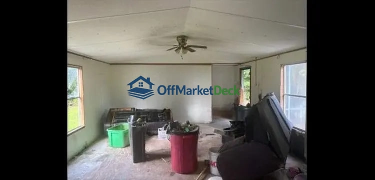 Off-market house in Carrabelle, Florida — 2 beds, 2 baths, $75,000 — photo 6 of 8