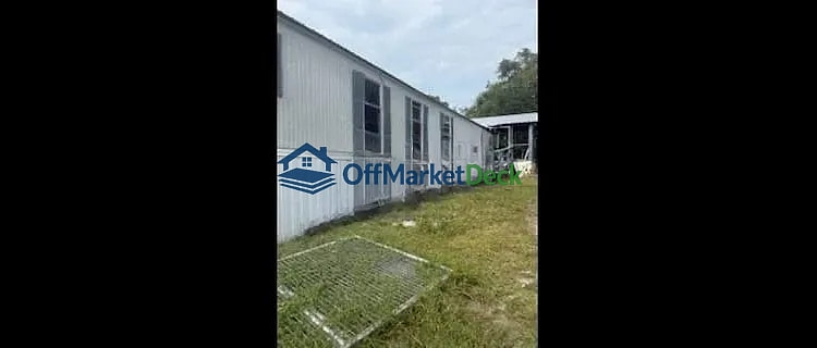 Off-market house in Carrabelle, Florida — 2 beds, 2 baths, $75,000 — photo 3 of 8