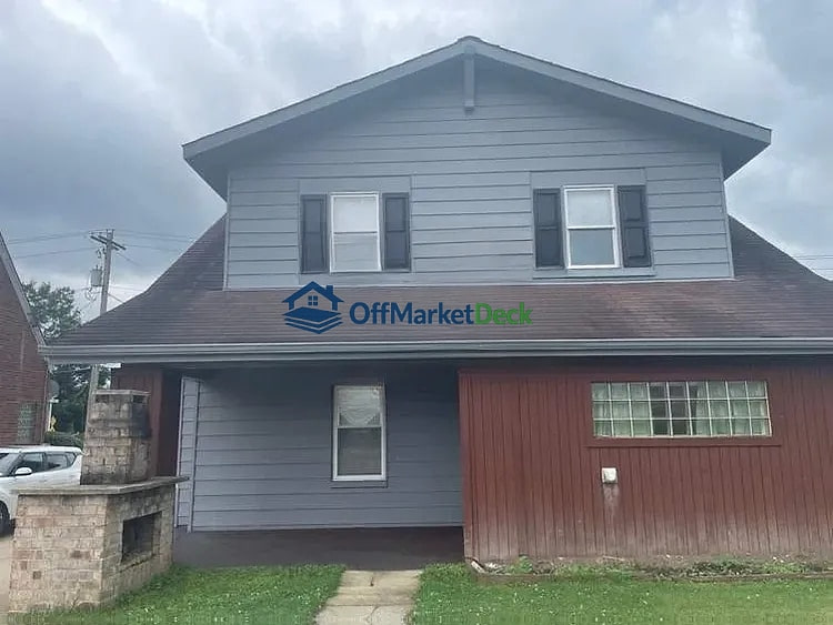 Off-market house in Canonsburg, Pennsylvania — 3 beds, 2 baths, $117,600 — photo 2 of 8