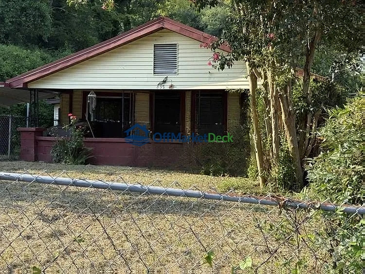 Off-market house in Gadsden, Alabama — 3 beds, 1 bath, $15,300 — photo 2 of 8
