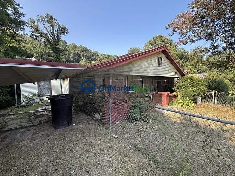 Off-market house in Gadsden, Alabama — 3 beds, 1 bath, $15,300 — photo 3 of 8
