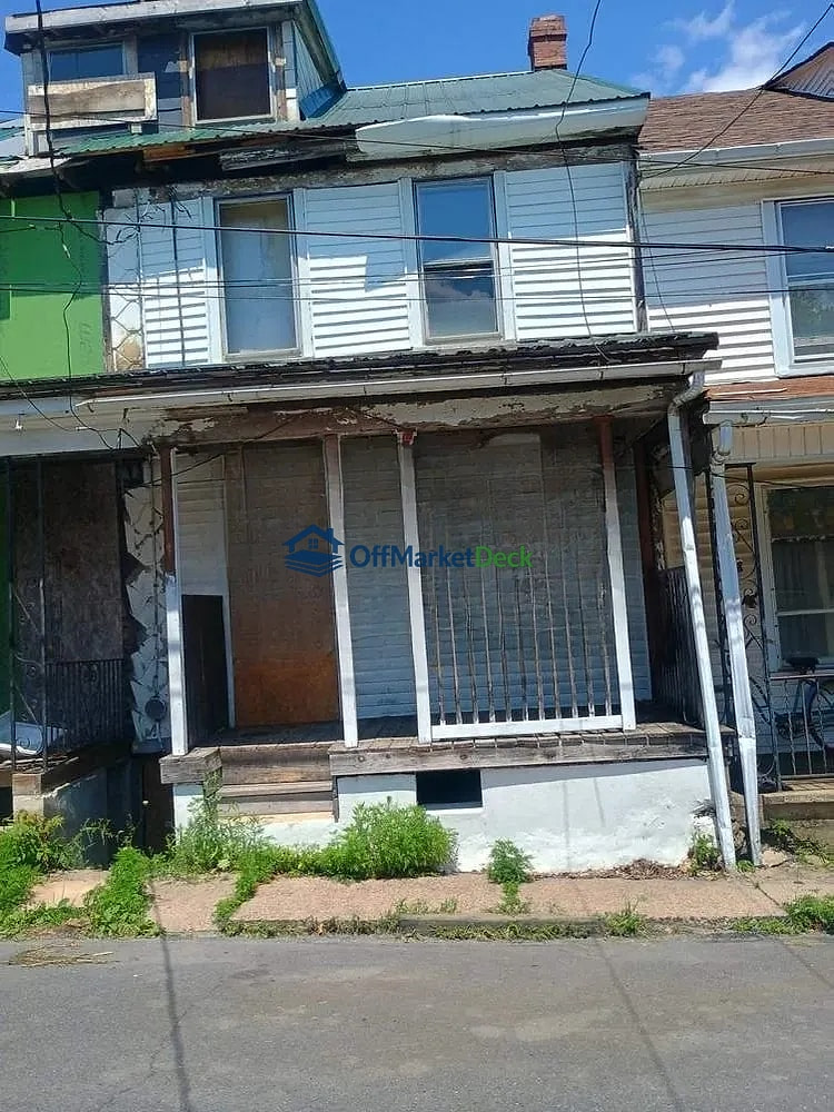Off-market house in Edgewood, Pennsylvania — 3 beds, 1 bath, $13,000 — photo 2 of 8
