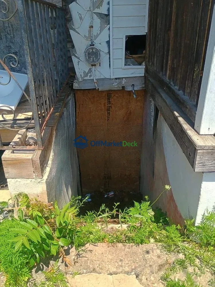 Off-market house in Edgewood, Pennsylvania — 3 beds, 1 bath, $13,000 — photo 5 of 8