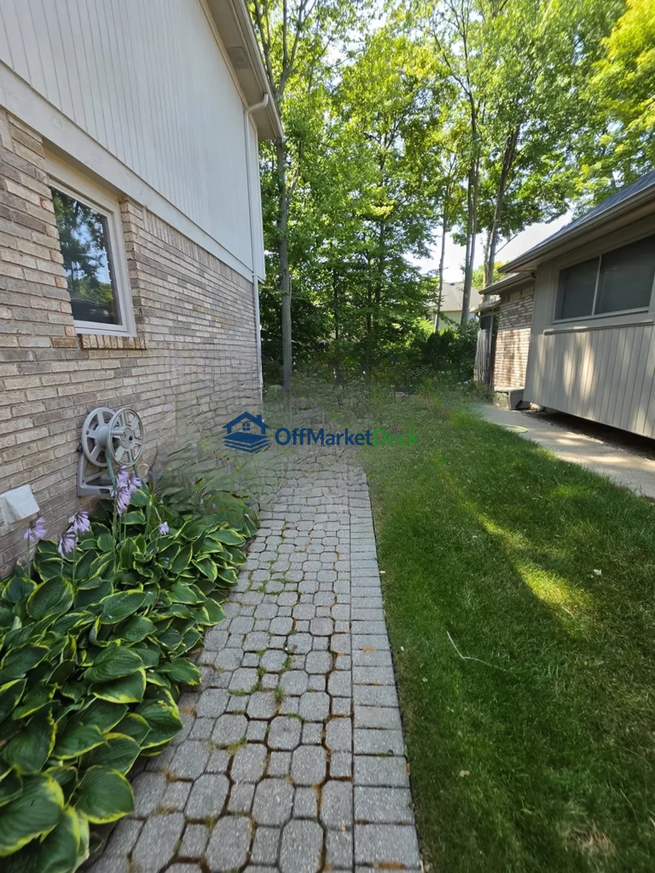 Off-market house in Macomb County, Michigan — 3 beds, 2.5 baths, $299,900 — photo 4 of 8