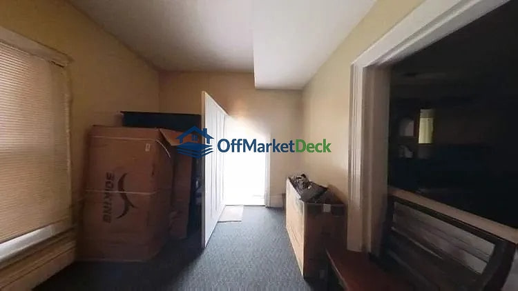 Off-market house in Huntington, West Virginia — 4 beds, 1 bath, $72,215 — photo 2 of 8