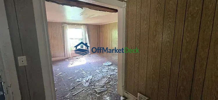 Off-market house in Albion, Michigan — 5 beds, 1 bath, $16,202 — photo 7 of 8
