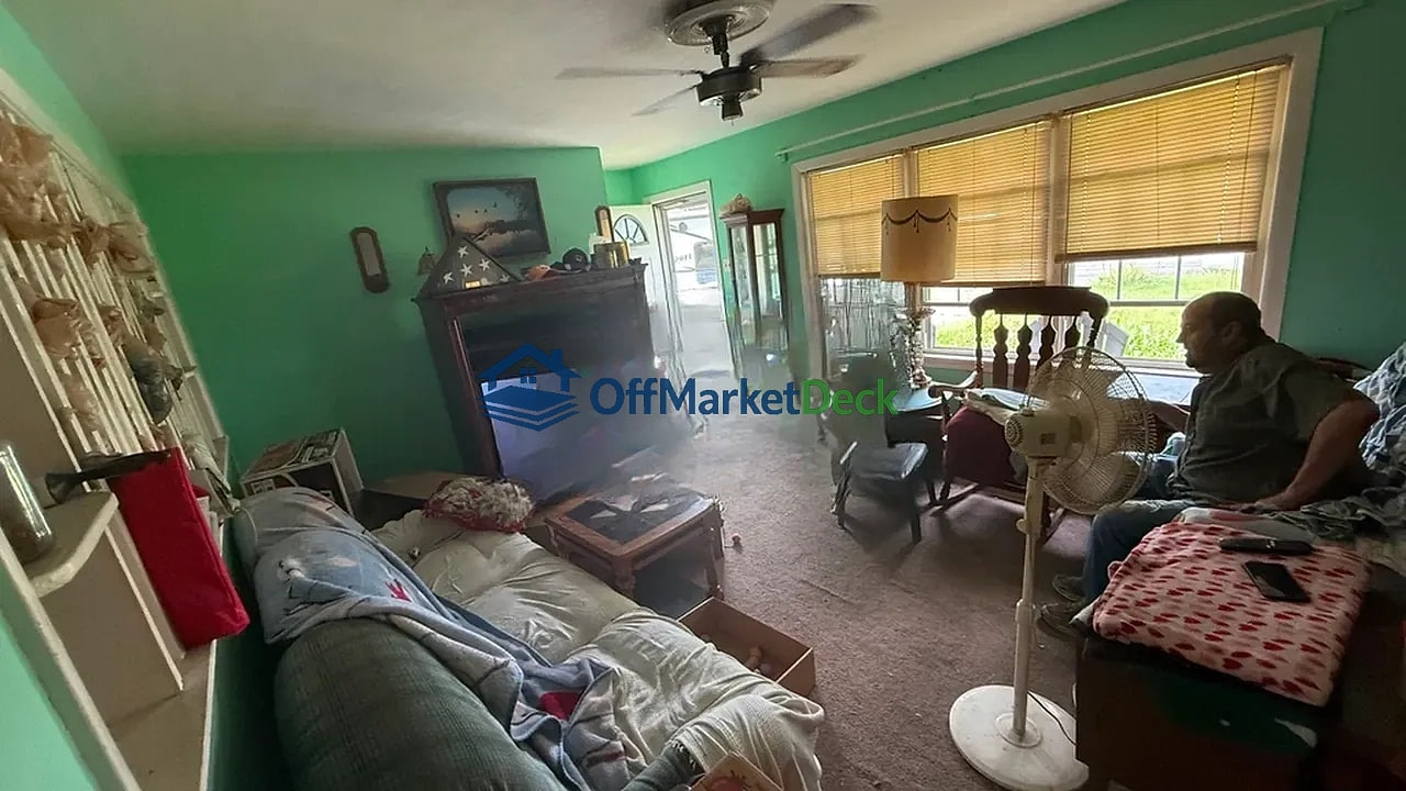 Off-market house in Florissant, Missouri — 2 beds, 1 bath, $94,900 — photo 8 of 8