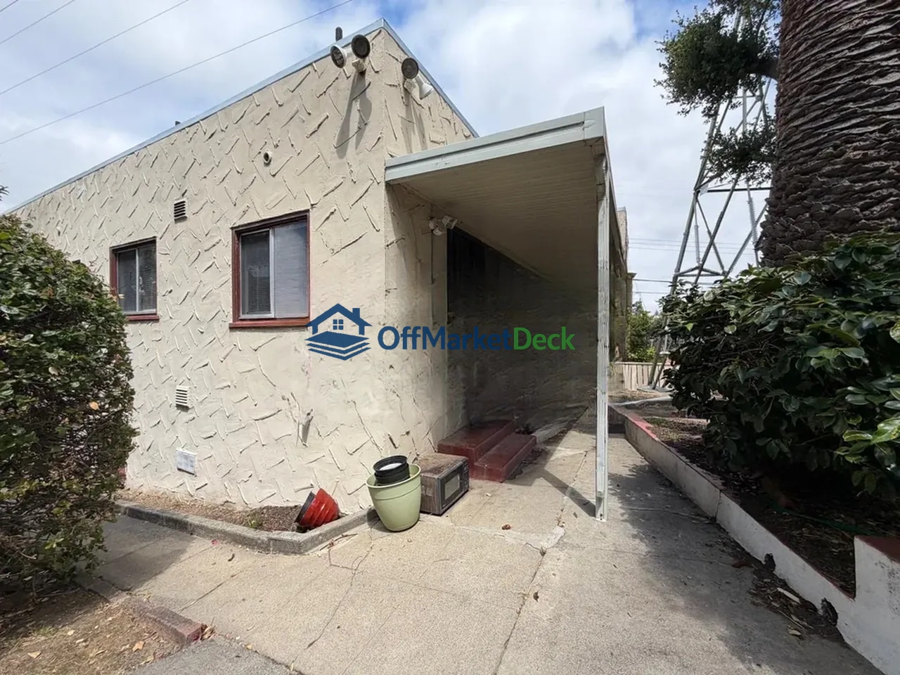 Off-market house in Oakland, California — 3 beds, 2 baths, $1,024,900 — photo 4 of 8