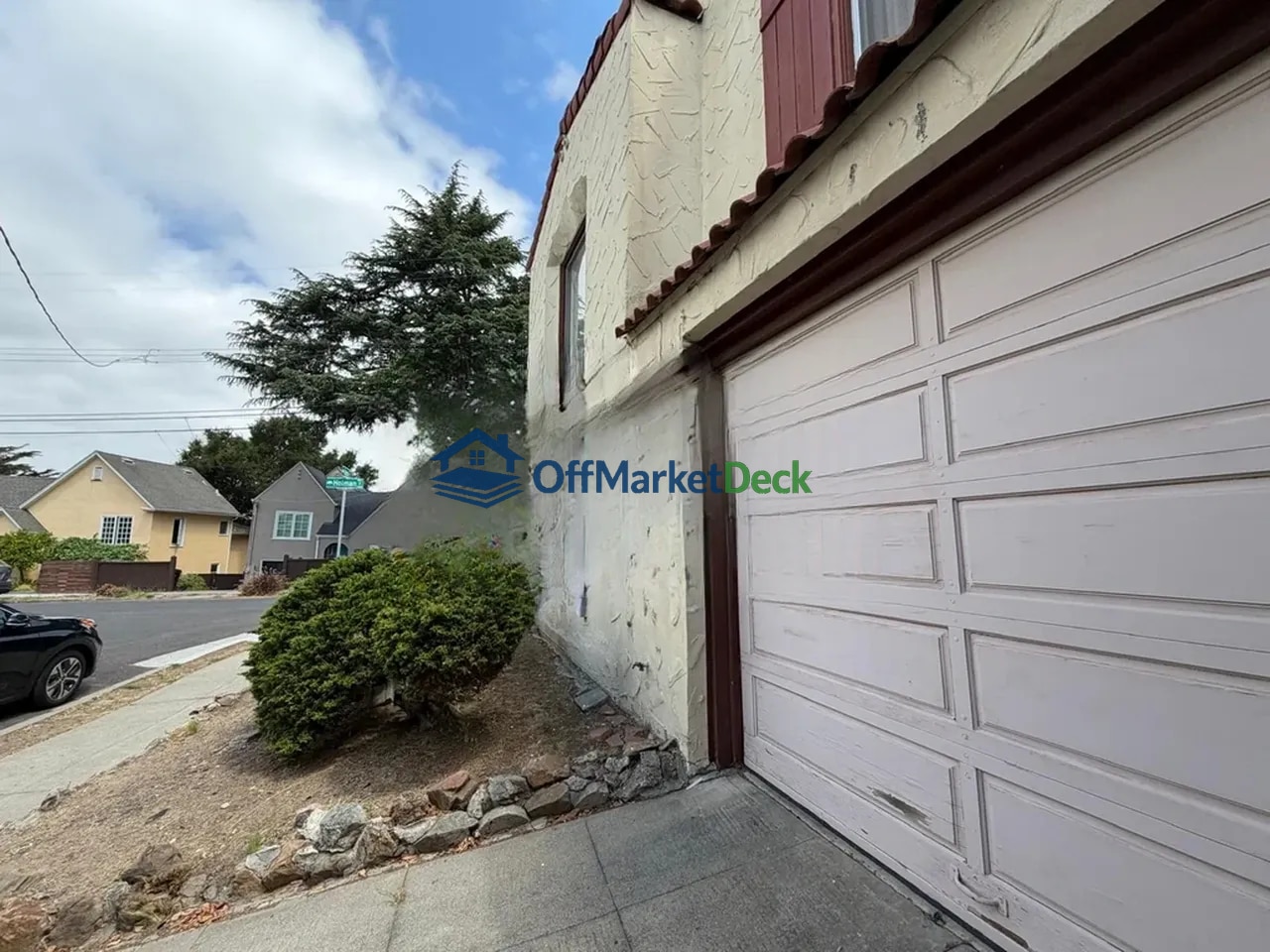 Off-market house in Oakland, California — 3 beds, 2 baths, $1,024,900 — photo 3 of 8