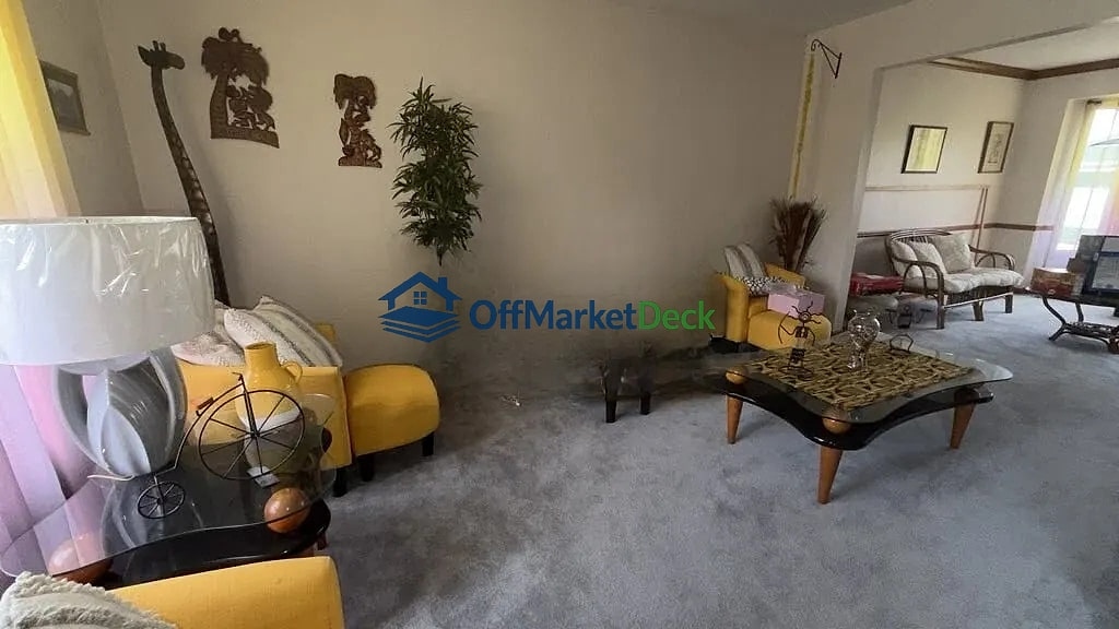 Off-market house in Fraser, Michigan — 4 beds, 3 baths, $379,900 — photo 4 of 8