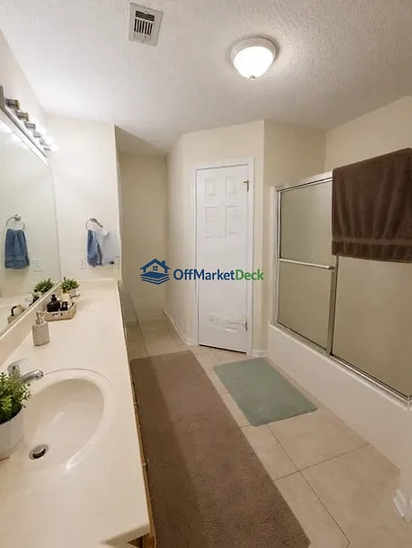 Off-market house in Biloxi, Mississippi — 3 beds, 2 baths, $199,900 — photo 6 of 8