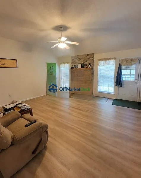 Off-market house in Biloxi, Mississippi — 3 beds, 2 baths, $199,900 — photo 3 of 8