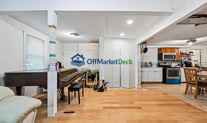 Off-market house in Morningside, Maryland — 3 beds, 2.5 baths, $265,000 — photo 2 of 6