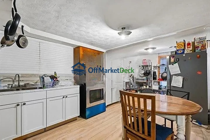 Off-market house in Morningside, Maryland — 3 beds, 2.5 baths, $265,000 — photo 4 of 6