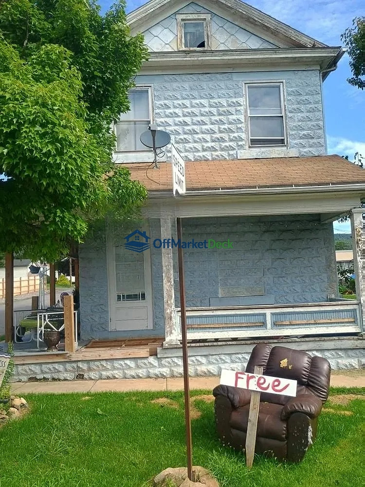 Off-market house in New Berlin, Pennsylvania — 4 beds, 2 baths, $85,000 — photo 2 of 8